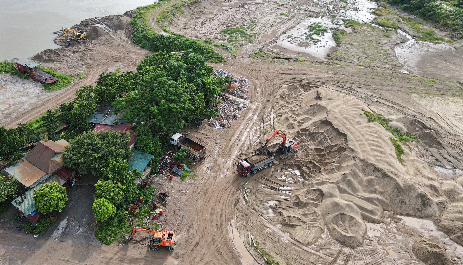 Tuy nhi&ecirc;n, ghi nhận thực tế của PV B&aacute;o Giao th&ocirc;ng cho thấy, những ng&agrave;y qua (ng&agrave;y 11,12/7) một số b&atilde;i tập kết vật liệu x&acirc;y dựng ở đ&acirc;y vẫn hoạt động b&igrave;nh thường.