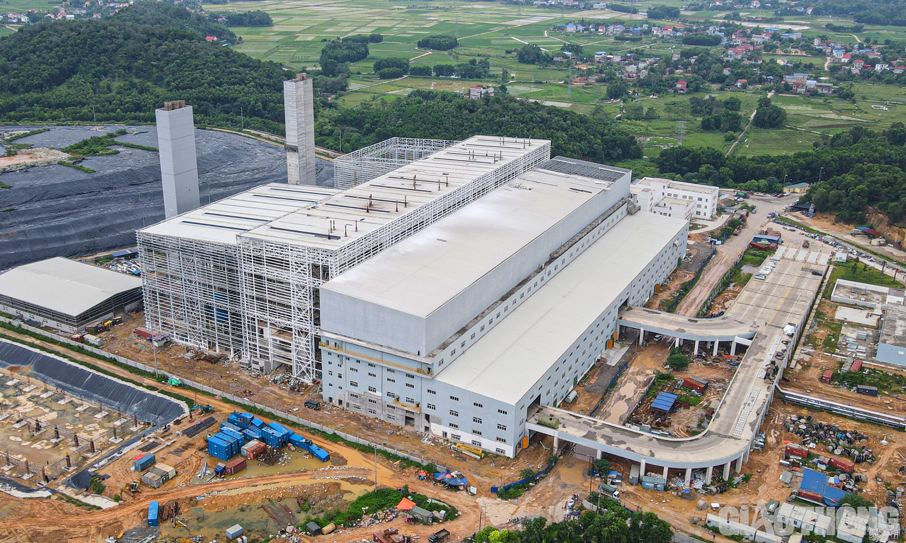 Theo t&igrave;m hiểu của PV B&aacute;o Giao th&ocirc;ng, dự &aacute;n n&agrave;y được chia l&agrave;m 3 khu A, B v&agrave; C. Trong đ&oacute;, khu A l&agrave; khu ch&iacute;nh với quy tr&igrave;nh xử l&yacute; kh&eacute;p k&iacute;n, từ kh&acirc;u đốt r&aacute;c đến đấu nối điện v&agrave;o hệ thống điện Quốc gia.