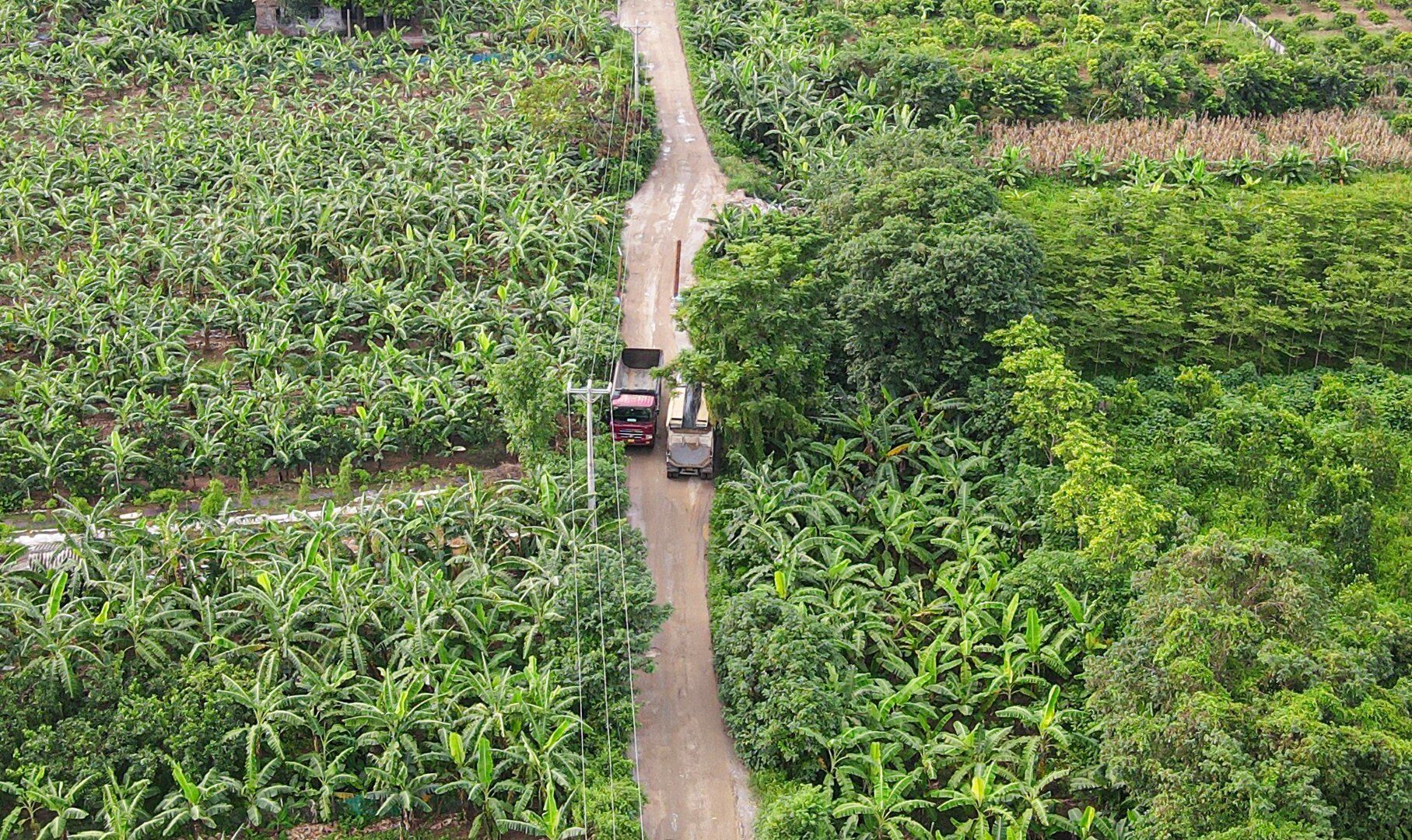 Những chiếc xe tải trọng lớn (từ 3 đến 5 ch&acirc;n) vẫn tấp nập ra v&agrave;o b&atilde;i tập kết vật liệu của C&ocirc;ng ty n&agrave;y.