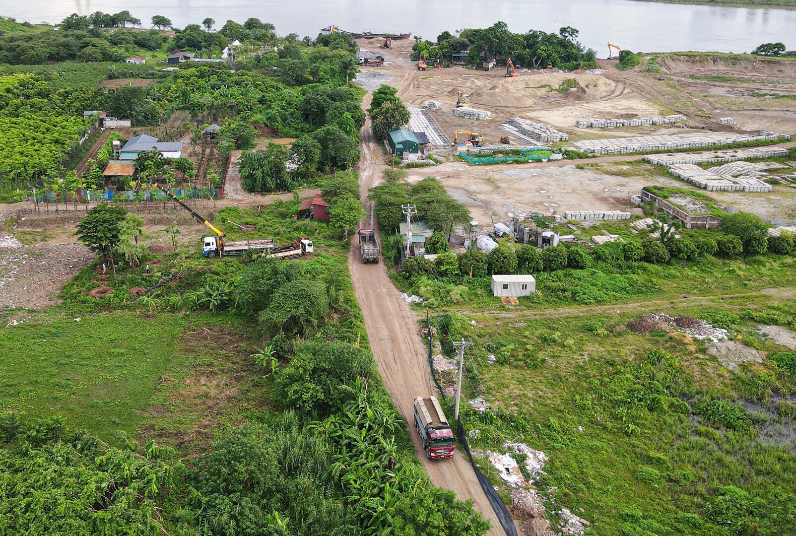 Khi "ăn no" c&aacute;t, những chiếc xe n&agrave;y sẽ men theo đường đất rồi l&ecirc;n đ&ecirc; s&ocirc;ng Hồng.