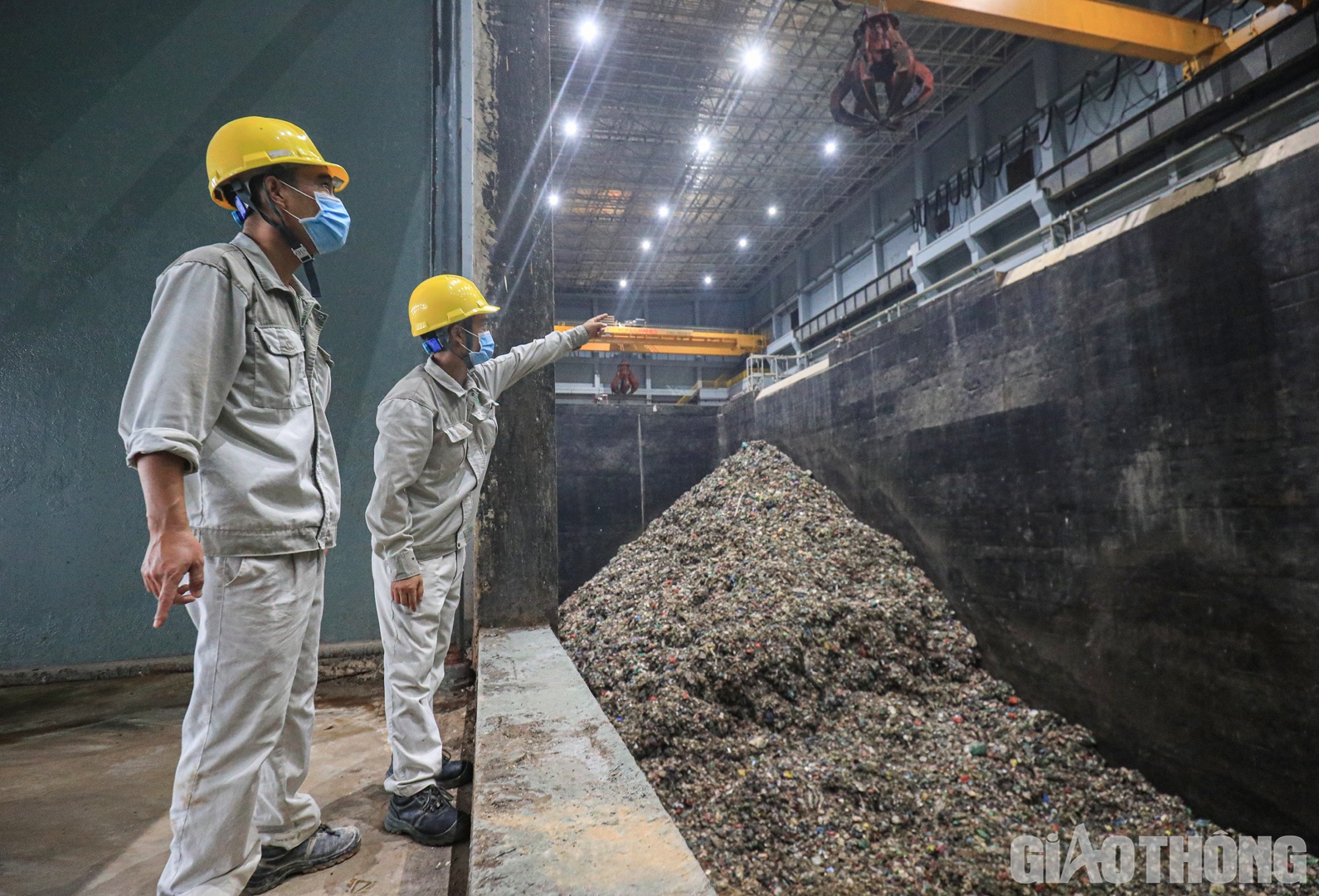 Nh&agrave; m&aacute;y c&oacute; khoảng 3 bể chứa khoảng 29.000 tấn r&aacute;c, chiều s&acirc;u khoảng 21m. Tất cả cửa bể r&aacute;c đều được vận h&agrave;nh tự động khi c&oacute; xe r&aacute;c v&agrave;o m&agrave; kh&ocirc;ng cần c&ocirc;ng nh&acirc;n thường xuy&ecirc;n t&uacute;c trực vận h&agrave;nh.