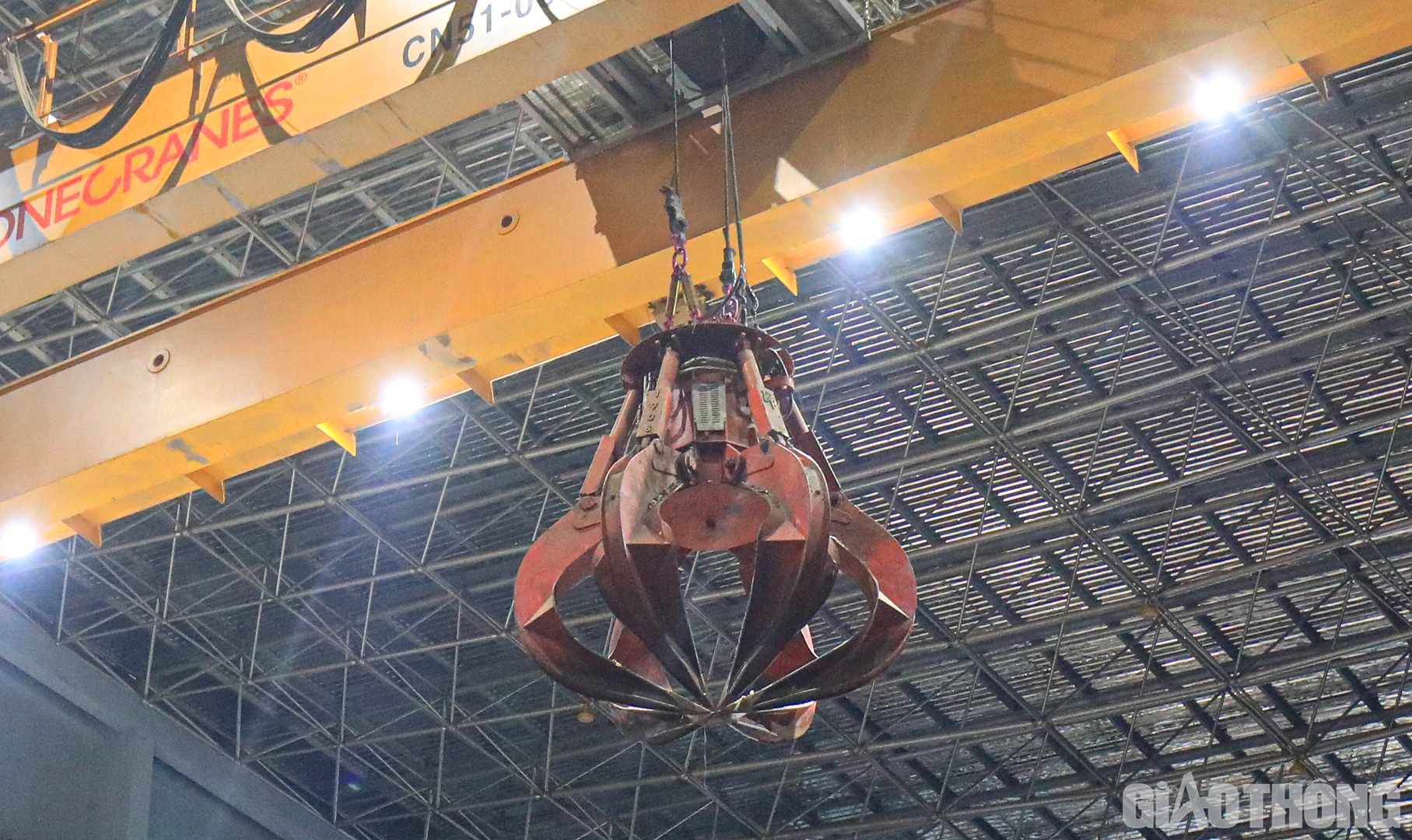 R&aacute;c từ đ&acirc;y được c&aacute;c cẩu m&oacute;c gom, thả v&agrave;o bể l&ograve; đốt ph&iacute;a sau.