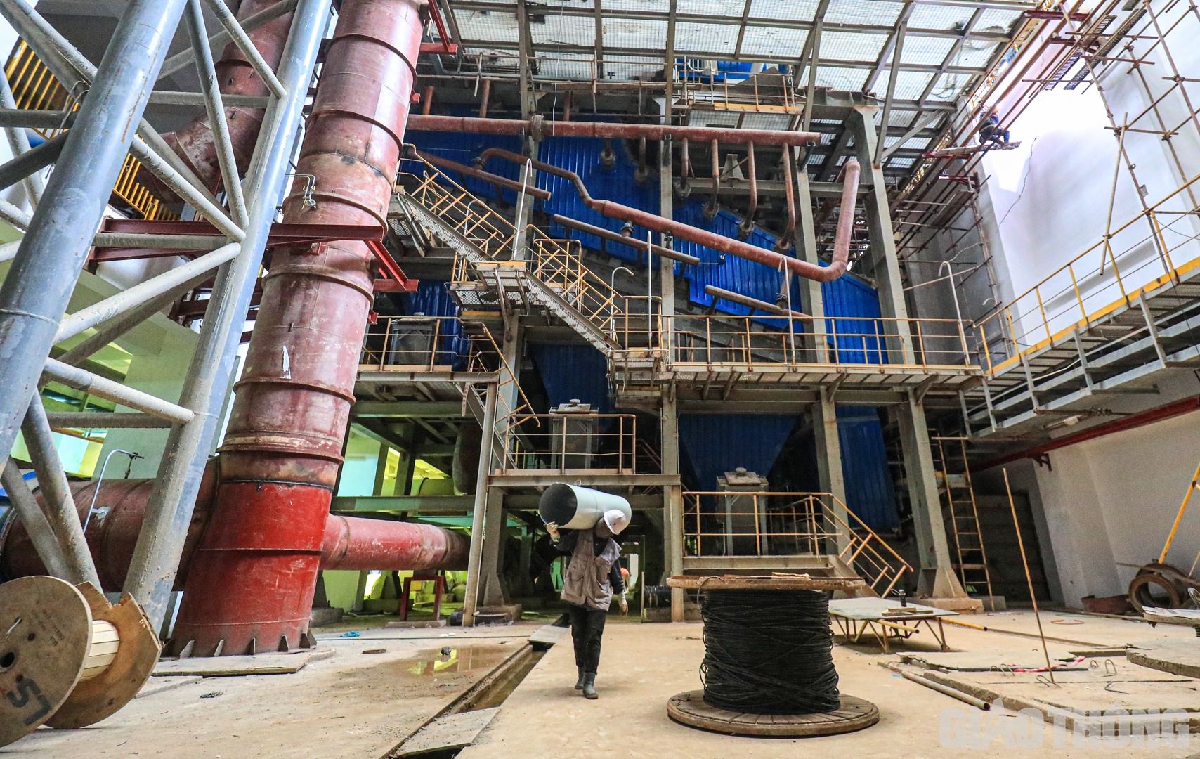 Nh&agrave; m&aacute;y c&oacute; tổng cộng 5 l&ograve; đốt, xếp thứ tự từ 1 đến 5 theo hướng từ Nam đến Bắc. Hiện, c&aacute;c c&ocirc;ng nh&acirc;n đang miệt m&agrave;i lắp đặt c&aacute;c thiết bị để đưa v&agrave;o vận h&agrave;nh.