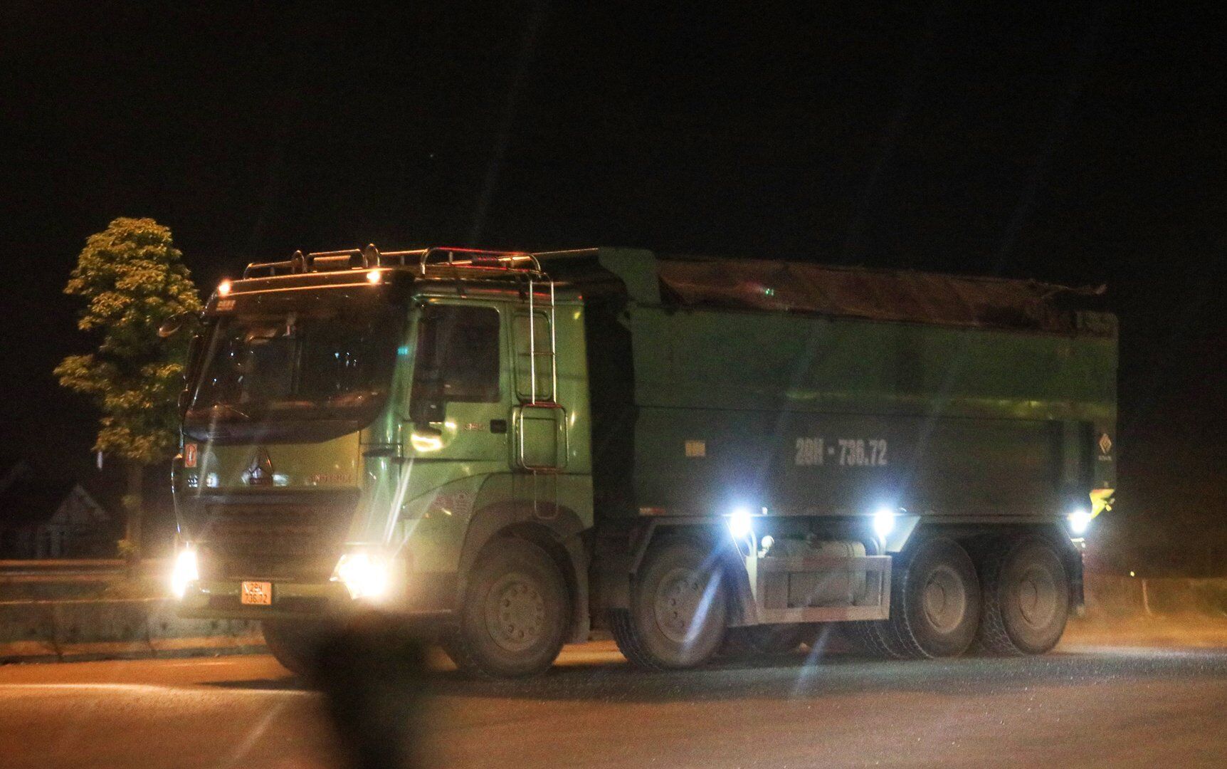 Nhiều l&uacute;c c&oacute; đến 5 - 6 chiếc xe c&oacute; biểu hiện cơi nới th&agrave;nh th&ugrave;ng, chở qu&aacute; tải nối đ&ocirc;i nhau tại đoạn đ&ecirc; n&agrave;y.