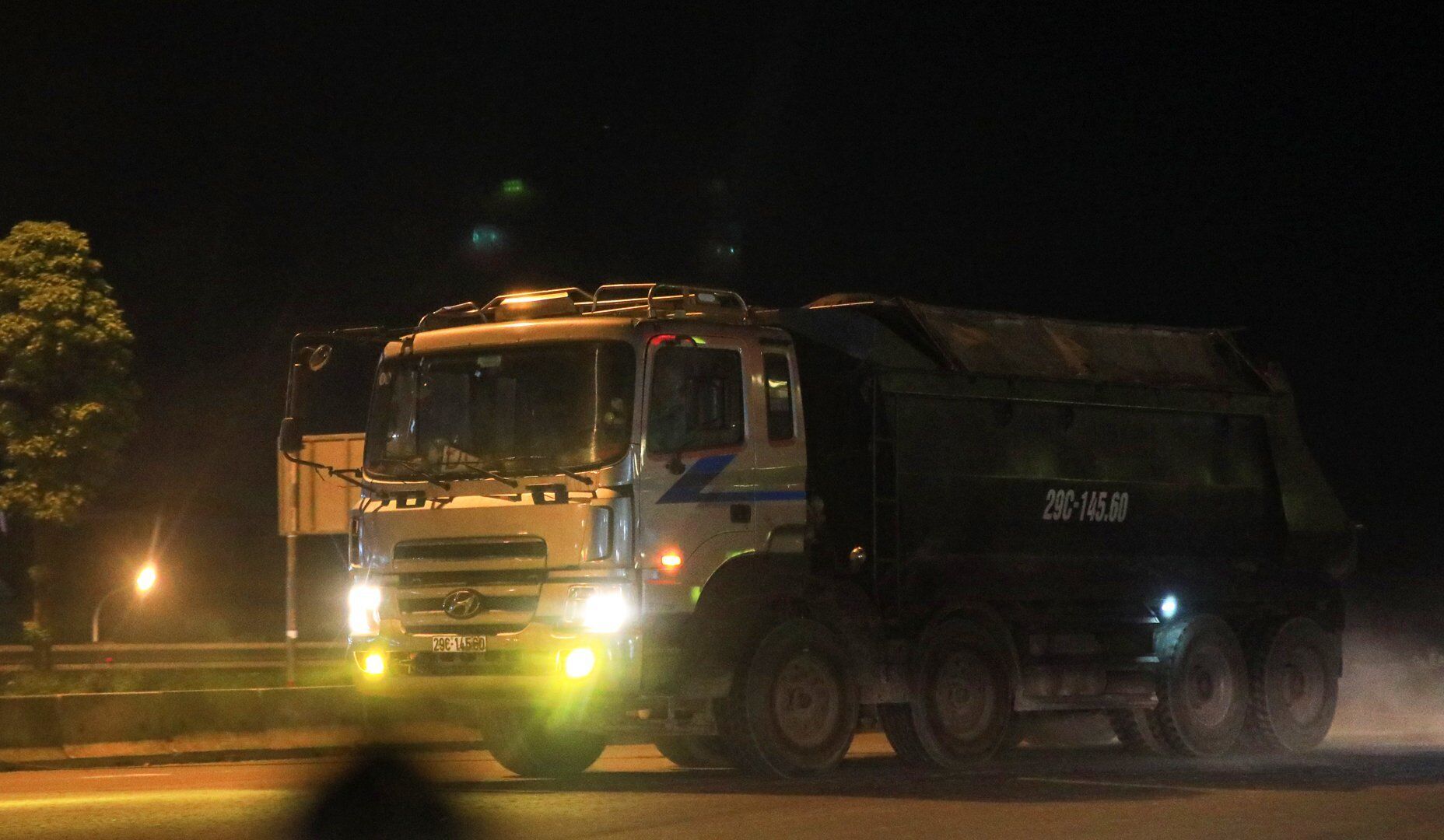 Nhưng kh&ocirc;ng hiểu sao đến thời điểm n&agrave;y, đ&ecirc; s&ocirc;ng Hồng (qua x&atilde; Vĩnh Ngọc, x&atilde; Hải Bối huyện Đ&ocirc;ng Anh) vẫn phải oằn m&igrave;nh gồng g&aacute;nh những đo&agrave;n xe c&oacute; biểu hiện qu&aacute; khổ, qu&aacute; tải.