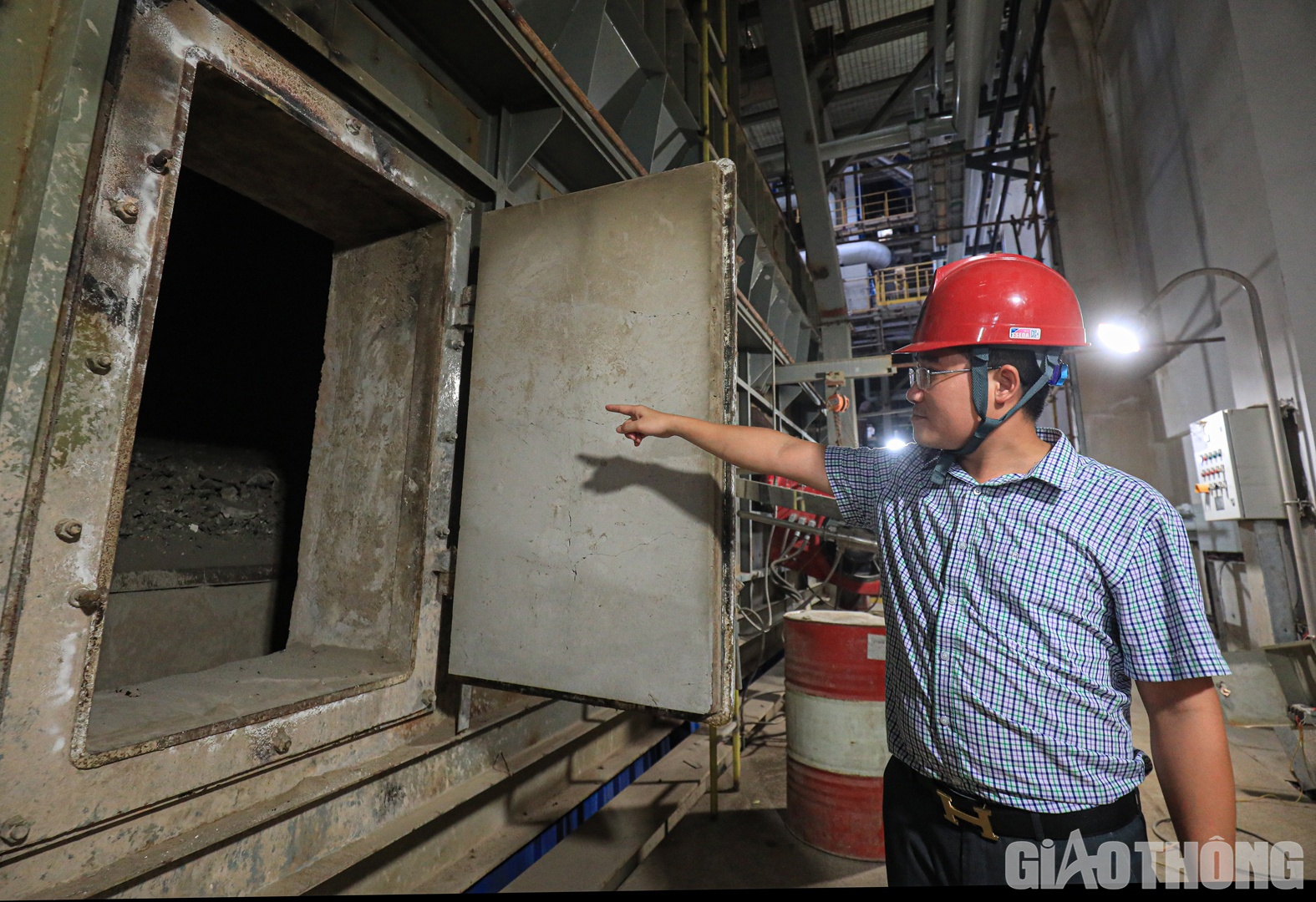 Kh&iacute; n&oacute;ng từ hoạt động đốt r&aacute;c chạy qua hệ thống xử l&yacute;. Khi nhiệt độ hơi 400 độ C v&agrave; &aacute;p suất  4 Mpa (Mpa l&agrave; Mega Pascal một đơn vị đo &aacute;p suất trong hệ đo lường quốc tế) th&igrave; đảm bảo tua bin vận h&agrave;nh.