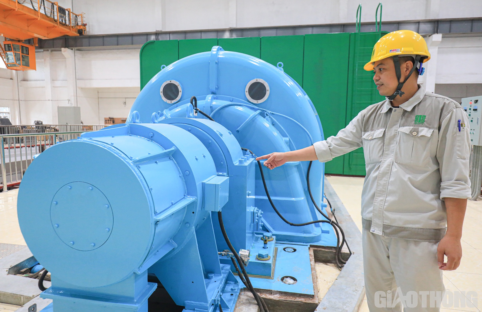 Tua bin vận h&agrave;nh k&eacute;o theo m&aacute;y ph&aacute;t điện hoạt động, từ đ&oacute; ph&aacute;t ra điện v&agrave; đấu nối v&agrave;o hệ thống điện Quốc gia.