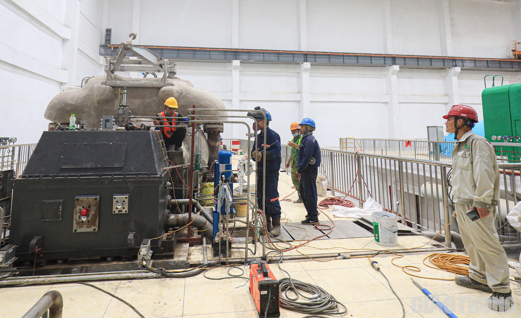 Theo dự kiến, nh&agrave; m&aacute;y sẽ đấu nối điện giai đoạn đầu ti&ecirc;n v&agrave;o ng&agrave;y 15/7 tới đ&acirc;y.