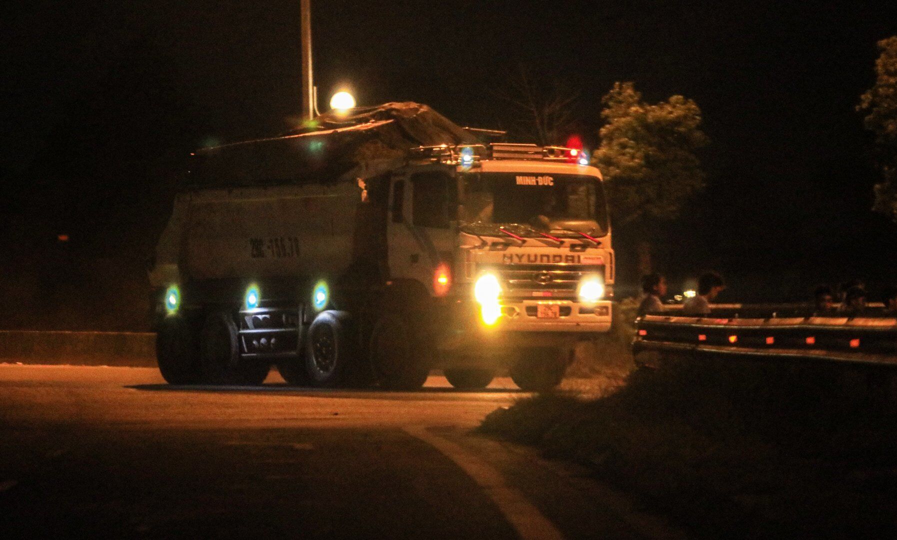 Xe c&oacute; biểu hiện qu&aacute; khổ, qu&aacute; tải cũng ngang nhi&ecirc;n hoạt động suốt đ&ecirc;m ng&agrave;y tại đ&ecirc; s&ocirc;ng Hồng.