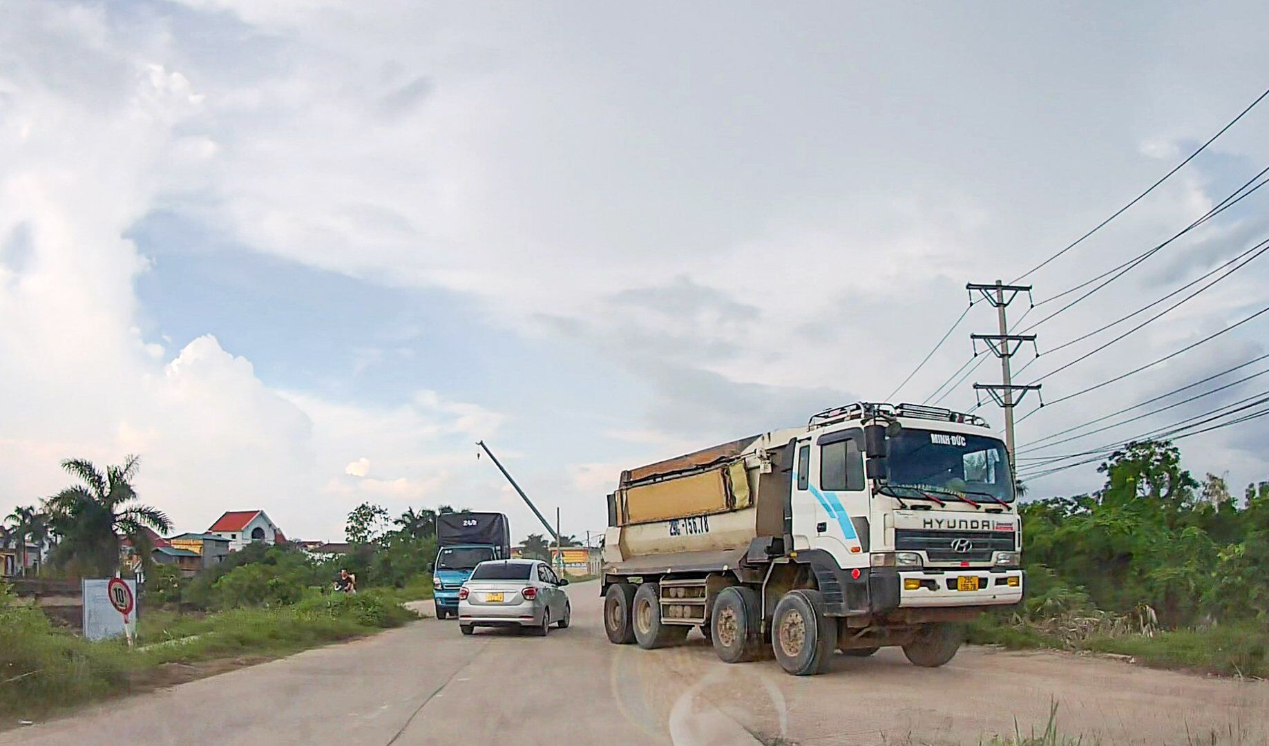 D&ugrave; đ&ecirc; s&ocirc;ng Hồng qua x&atilde; Vĩnh Ngọc v&agrave; Hải Bối chỉ cho ph&eacute;p xe dưới 12 tấn hoạt động, nhưng những chiếc xe như thế n&agrave;y vẫn "v&ocirc; tư" di chuyển tại đ&acirc;y.