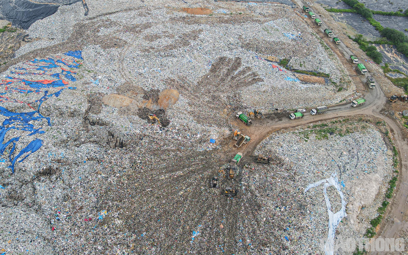 Trao đổi với PV B&aacute;o Giao th&ocirc;ng, &ocirc;ng Đỗ Tiến Dũng, Ph&oacute; Gi&aacute;m đốc CTCP Năng lượng m&ocirc;i trường Thi&ecirc;n &Yacute; H&agrave; Nội cho biết, khi đi v&agrave;o vận h&agrave;nh, trước mắt sẽ tập trung xử l&yacute; r&aacute;c ph&aacute;t sinh mới, h&agrave;ng ng&agrave;y của th&agrave;nh phố.
Cũng theo &ocirc;ng Dũng, khi nh&agrave; m&aacute;y vận h&agrave;nh ổn định sẽ đảm bảo c&ocirc;ng suất ph&aacute;t điện 75 MW/h. C&ocirc;ng suất tr&ecirc;n đảm bảo tương ứng sử dụng cho khoảng 1 triệu d&acirc;n trong điều kiện sinh hoạt b&igrave;nh thường.