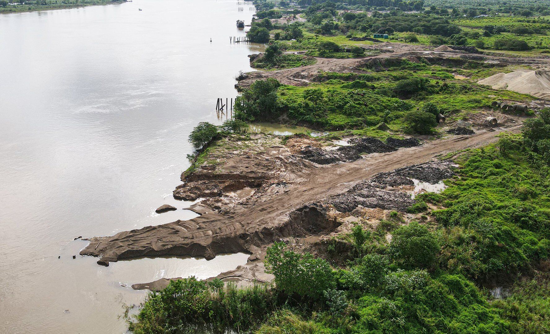 Cuối th&aacute;ng 6/2022, trao đổi với PV B&aacute;o Giao th&ocirc;ng, đại diện Ph&ograve;ng TN&MT huyện Đ&ocirc;ng Anh cho biết, tất cả c&aacute;c b&atilde;i tập kết vật liệu x&acirc;y dựng, trạm trộn b&ecirc; t&ocirc;ng n&agrave;y phải đ&oacute;ng cửa trước ng&agrave;y 10/7/2022.