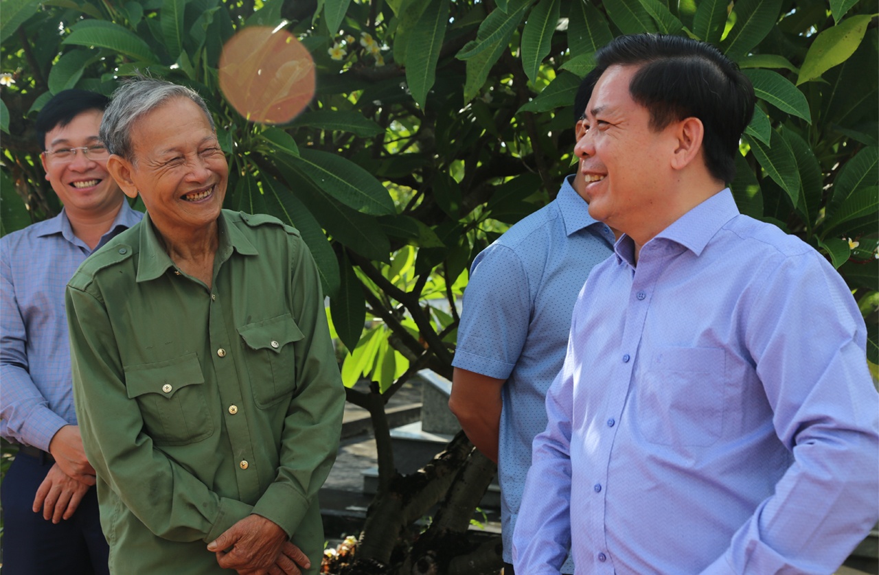 &Ocirc;ng Trần S&aacute;ng Tỏ (80 tuổi) c&oacute; 14 năm nhận l&agrave;m quản trang ở Nghĩa trang Vạn Ninh cho biết: Kh&ocirc;ng biết c&oacute; phải được c&aacute;c anh, c&aacute;c chị ph&ugrave; hộ hay kh&ocirc;ng m&agrave; 80 tuổi t&ocirc;i vẫn thấy m&igrave;nh v&ocirc; c&ugrave;ng khỏe mạnh. C&ograve;n sống ng&agrave;y n&agrave;o, t&ocirc;i sẽ chăm lo cho nghĩa trang, cho c&aacute;c phần mộ ng&agrave;y đ&oacute;.