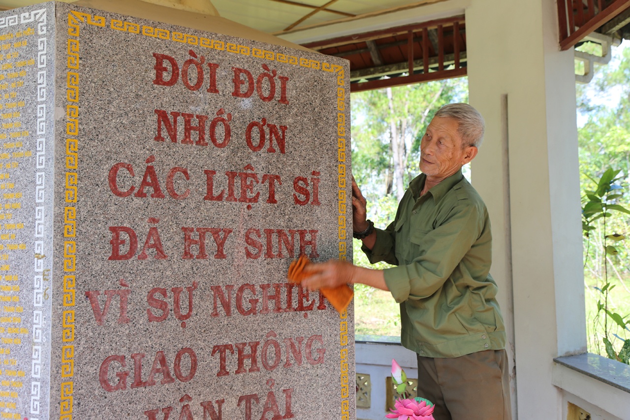 &Ocirc;ng L&ecirc; Văn Cư (75 tuổi) đều đặn mỗi tuần 1 lần tới nghĩa trang liệt sĩ Ban x&acirc;y dựng 67 ở x&atilde; Vạn Trạch, Bố Trạch, Quảng B&igrave;nh l&agrave;m nhiệm vụ lau dọn bia tưởng niệm v&agrave; chăm lo cho 562 phần mộ liệt sĩ ở đ&acirc;y.