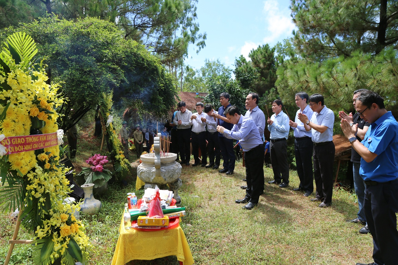 Thắp hương cho "người anh cả" của Qu&acirc;n đội nh&acirc;n d&acirc;n Việt Nam - Đại tướng V&otilde; Nguy&ecirc;n Gi&aacute;p