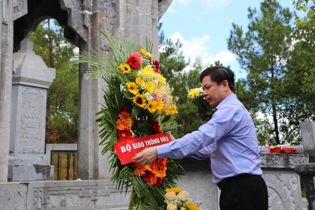 Bộ trưởng Nguyễn Văn Thể cho biết: "Tại dải đất miền Trung, ng&agrave;nh GTVT c&oacute; tới 8 nghĩa trang ri&ecirc;ng của ng&agrave;nh. Nơi đ&acirc;y thờ tự h&agrave;ng ngh&igrave;n anh h&ugrave;ng liệt sĩ, kỹ sư c&ocirc;ng nh&acirc;n lao động đ&atilde; hi sinh v&igrave; sự nghiệp đi trước mở đường, giữ cho mạch m&aacute;u giao th&ocirc;ng th&ocirc;ng suốt".