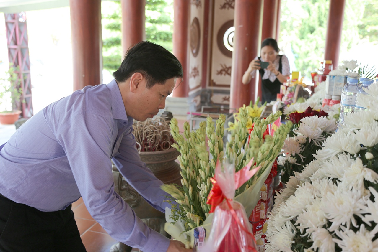 ... Tinh thần vượt kh&oacute;, sẵn s&agrave;ng cống hiến tuổi xu&acirc;n, sẵn s&agrave;ng hi sinh của c&aacute;c anh, c&aacute;c chị l&agrave; tấm gương, b&agrave;i học cho lớp lớp thế hệ c&aacute;n bộ, c&ocirc;ng nh&acirc;n vi&ecirc;n lao động của ng&agrave;nh học tập v&agrave; noi theo.