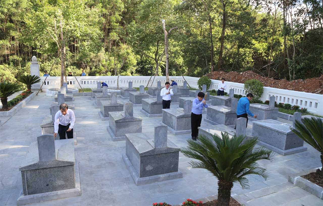 Việc t&ocirc;n tạo v&agrave; duy tu c&aacute;c nghĩa trang liệt sĩ được ng&agrave;nh đặc biệt quan t&acirc;m. Như ở nghĩa trang liệt sĩ Tru&ocirc;ng K&egrave; (Nghệ An), C&ocirc;ng ty TNHH Đầu tư 369 vừa ho&agrave;n th&agrave;nh việc sửa chữa c&aacute;c hạng mục hư hỏng, xuống cấp.