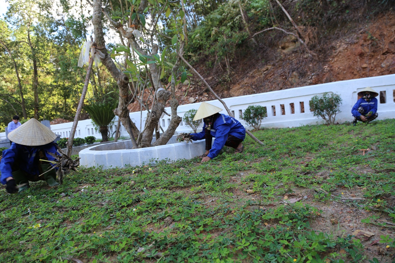 C&ocirc;ng t&aacute;c quản l&yacute;, duy tu, t&ocirc;n tạo nghĩa trang được gắn lu&ocirc;n với quản l&yacute;, duy tu QL7. Đ&acirc;y l&agrave; một trong những c&aacute;ch l&agrave;m hay, s&aacute;ng tạo để thay thế những người quản trang trước đ&acirc;y đ&atilde; gi&agrave; yếu, kh&ocirc;ng c&ograve;n đủ sức khỏe để tiếp tục c&ocirc;ng việc.