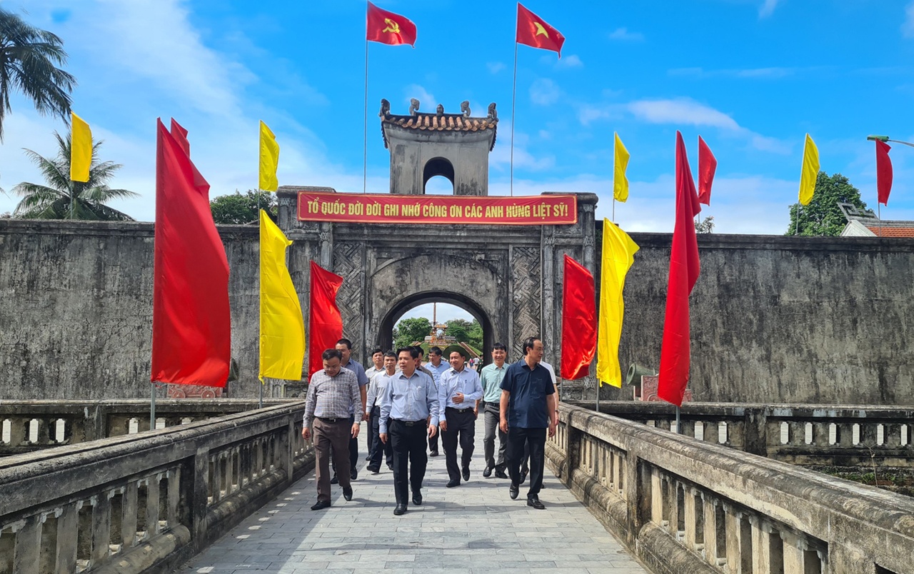 Đo&agrave;n đ&atilde; đến viếng, d&acirc;ng hương, d&acirc;ng hoa tại th&agrave;nh cổ Quảng Trị nơi hơn 5.000 chiến sĩ hi sinh trong 81 ng&agrave;y đ&ecirc;m chiến đấu.