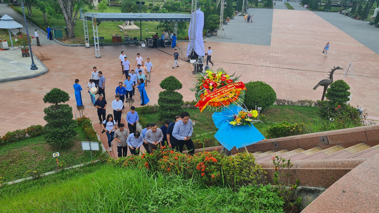 Trong 2 ng&agrave;y 11 v&agrave; 12/7, đo&agrave;n c&ocirc;ng t&aacute;c Bộ GTVT do Bộ trưởng Nguyễn Văn Thể dẫn đầu đ&atilde; đi d&acirc;ng hương tại c&aacute;c nghĩa trang liệt sĩ, nghĩa trang ng&agrave;nh GTVT ở 4 tỉnh Quảng Trị, Quảng B&igrave;nh, H&agrave; Tĩnh v&agrave; Nghệ An.