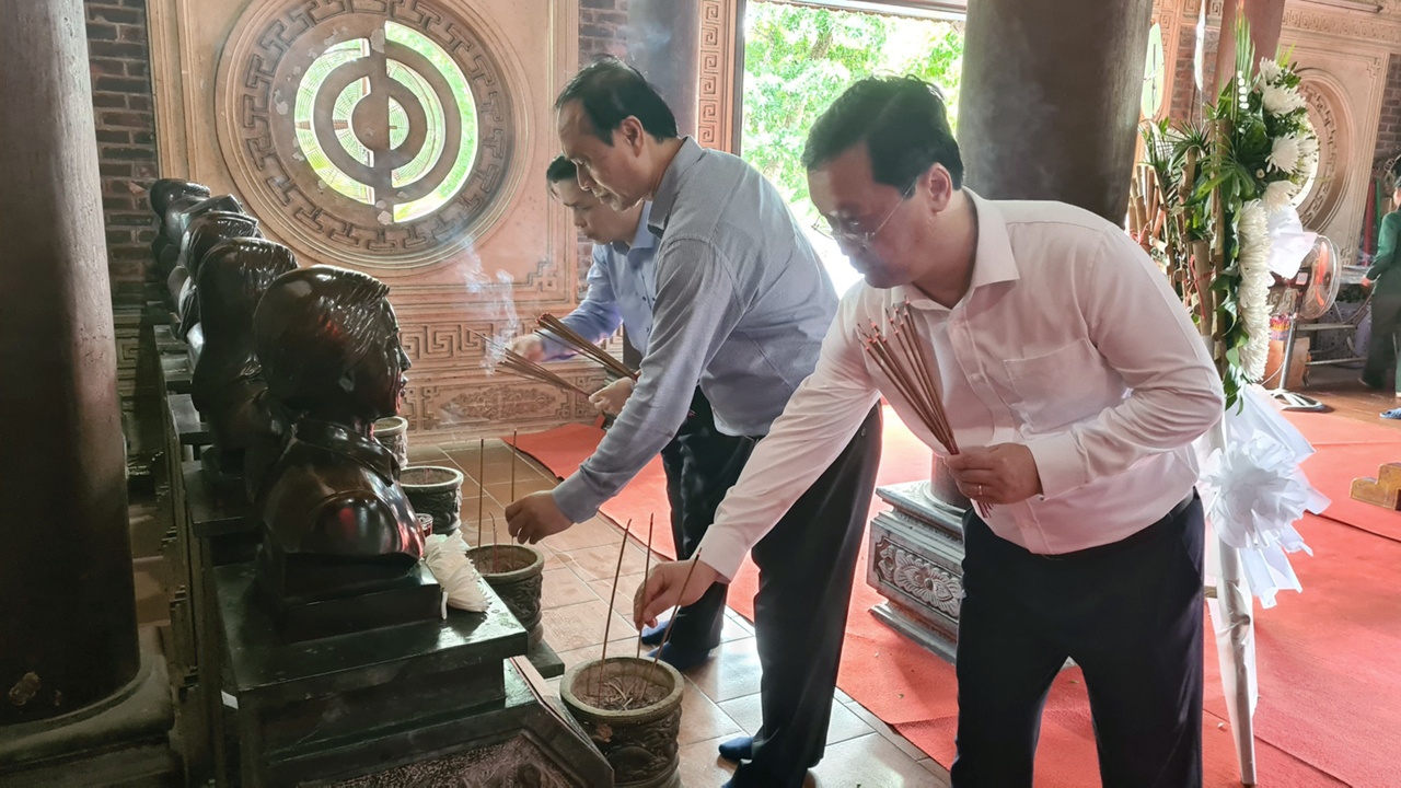 Chủ tịch UBND tỉnh Nghệ An Nguyễn Đức Trung đ&oacute;n đo&agrave;n v&agrave; c&ugrave;ng d&acirc;ng hương tại Khu di tịch lịch sử Tru&ocirc;ng Bồn - nới 13 nam nữ TNGT của tiểu đội th&eacute;p hi sinh ngay trước ng&agrave;y lệnh ngừng bắn c&oacute; hiệu lực.