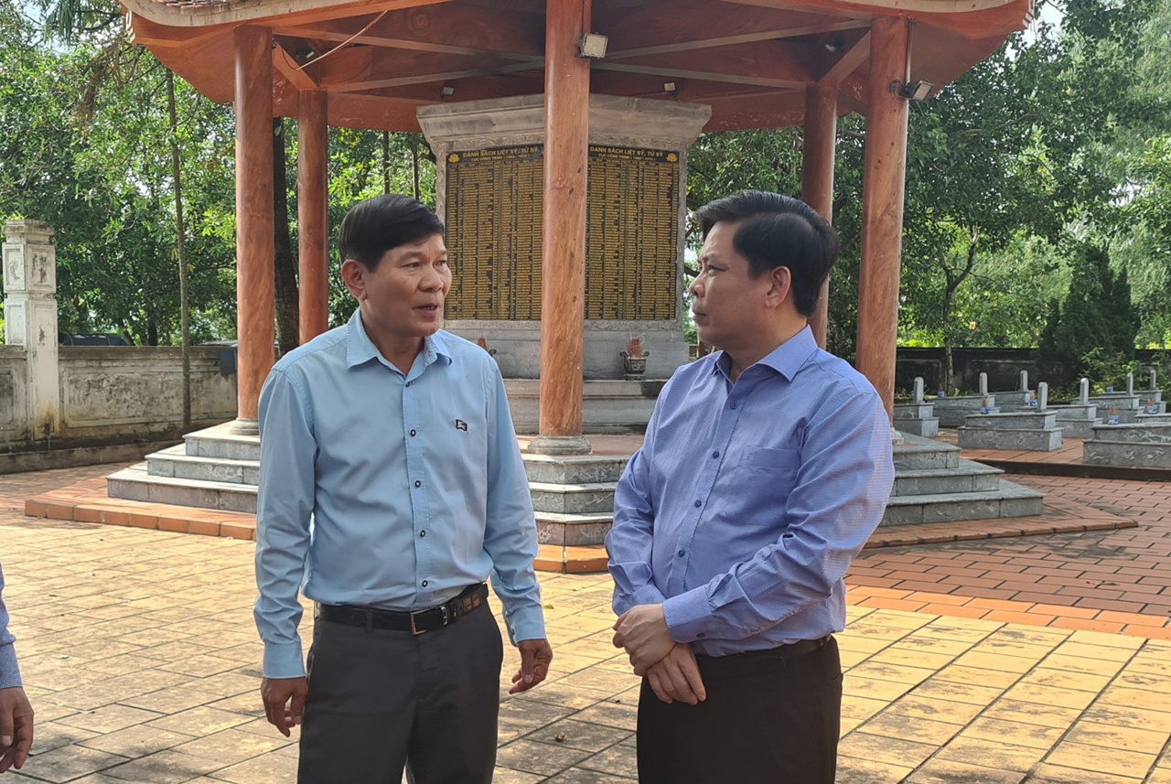 Khi tới mỗi nghĩa trang, Bộ trưởng kh&ocirc;ng qu&ecirc;n căn dặn l&atilde;nh đạo c&aacute;c Sở GTVT địa phương phải thường xuy&ecirc;n cử người chăm nom, hương kh&oacute;i v&agrave; t&ocirc;n tạo c&aacute;c nghĩa trang. Bởi đ&acirc;y l&agrave; nơi gi&aacute;o dục truyền thống tốt nhất cho c&aacute;c thế hệ sau n&agrave;y. (Ảnh: Bộ trưởng tr&ograve; chuyện với Gi&aacute;m đốc Sở GTVT Quảng B&igrave;nh Phạm Văn Năm).
