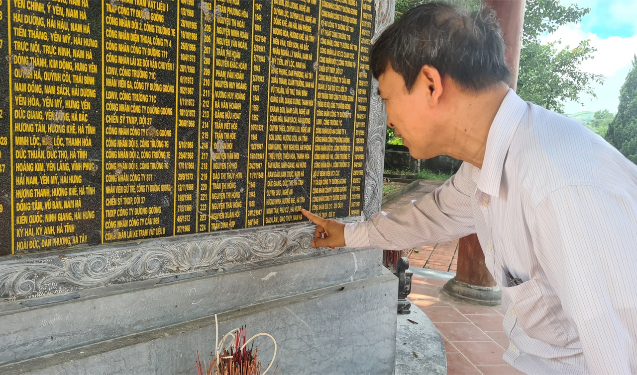 Với &ocirc;ng Tỏ, với mỗi c&aacute;n bộ, CNVLĐ th&igrave; ở mỗi nghĩa trang đều c&oacute; người th&acirc;n, người đồng ch&iacute;, đồng hương đang c&ograve;n nằm lại. (Ảnh: Ph&oacute; Chủ tịch C&ocirc;ng đo&agrave;n L&ecirc; Ngọc Minh t&igrave;m về vị tr&iacute; bia ghi danh c&aacute;c anh h&ugrave;ng liệt sĩ qu&ecirc; Hưng Y&ecirc;n).