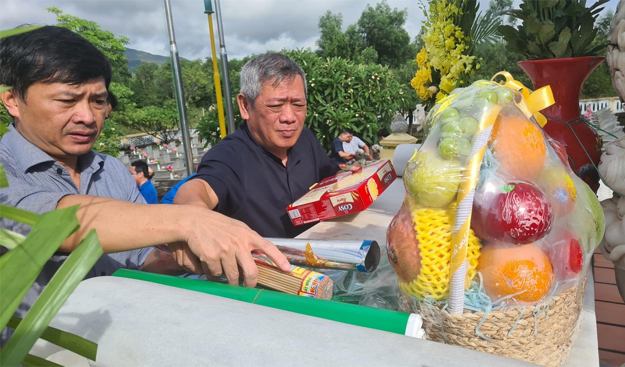 C&aacute;c th&agrave;nh vi&ecirc;n trong đo&agrave;n sửa soạn lễ vật.