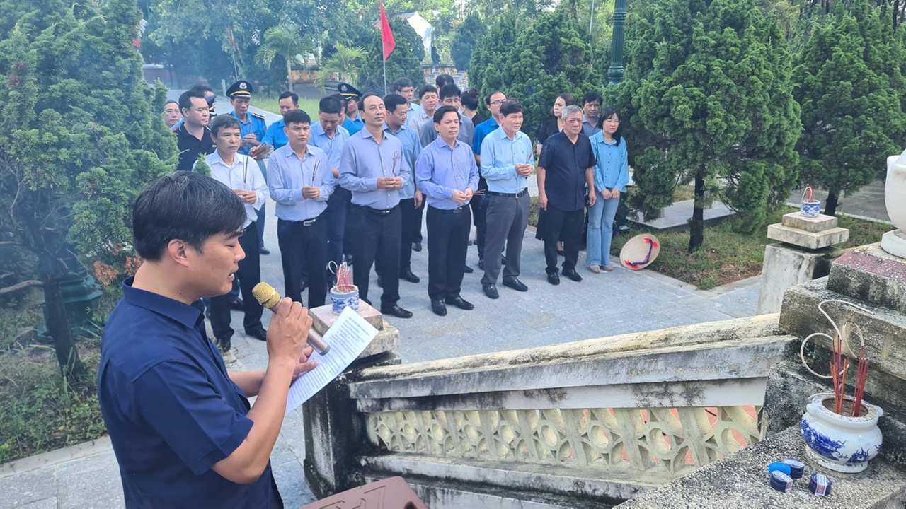 Đ&acirc;y cũng l&agrave; dịp để gi&aacute;o dục truyền thống c&aacute;ch mạng, thể hiện đạo l&yacute; uống nước nhớ nguồn, ăn quả nhớ người trồng c&acirc;y.