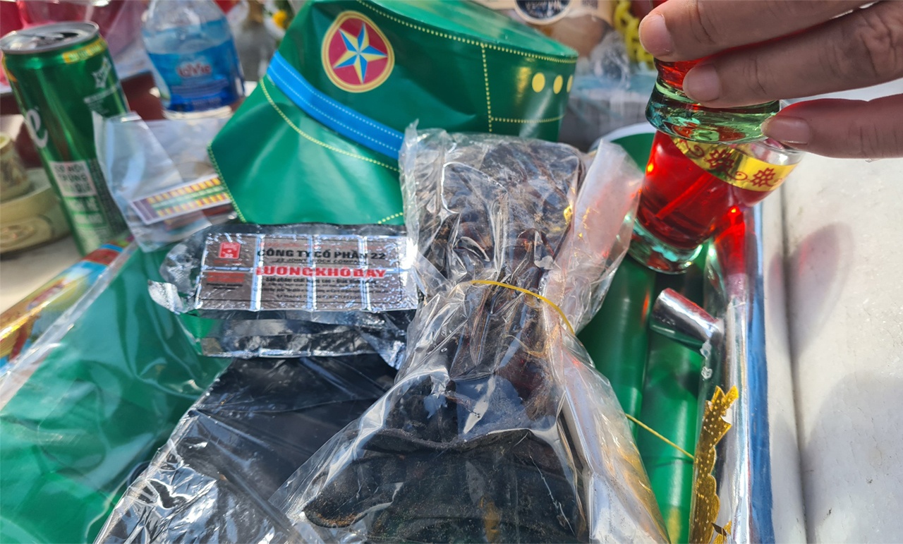 L&agrave; những thứ v&ocirc; c&ugrave;ng giản dị gắn với qu&aacute; tr&igrave;nh sống, l&agrave;m việc, chiến đấu, hi sinh của c&aacute;c anh c&aacute;c chị. Đ&oacute; l&agrave;: phong lương kh&ocirc;, nắm bồ kết, c&aacute;i bật lửa, đ&ocirc;i d&eacute;p cao su, bộ quần &aacute;o...