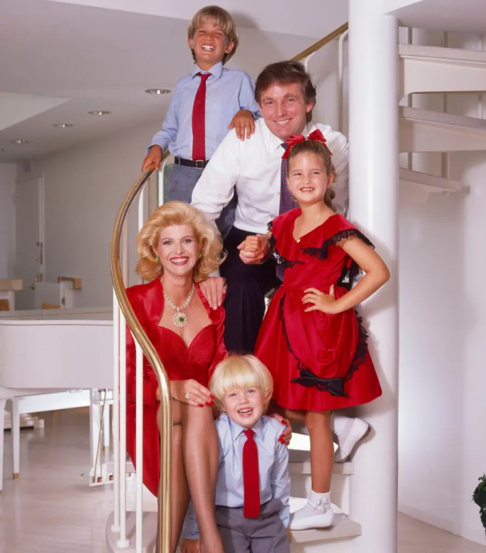 Hai &ocirc;ng b&agrave; Donald v&agrave; Ivana Trump kết h&ocirc;n năm 1977, c&oacute; với nhau 3 người con l&agrave; Donald Jr., Ivanka v&agrave; Eric Trump. Theo h&atilde;ng tin Reuters, trong qu&atilde;ng thời gian chung sống 15 năm, b&agrave; Ivana l&agrave; người c&oacute; c&ocirc;ng hỗ trợ &ocirc;ng Trump g&acirc;y dựng đế chế Trump lớn mạnh.