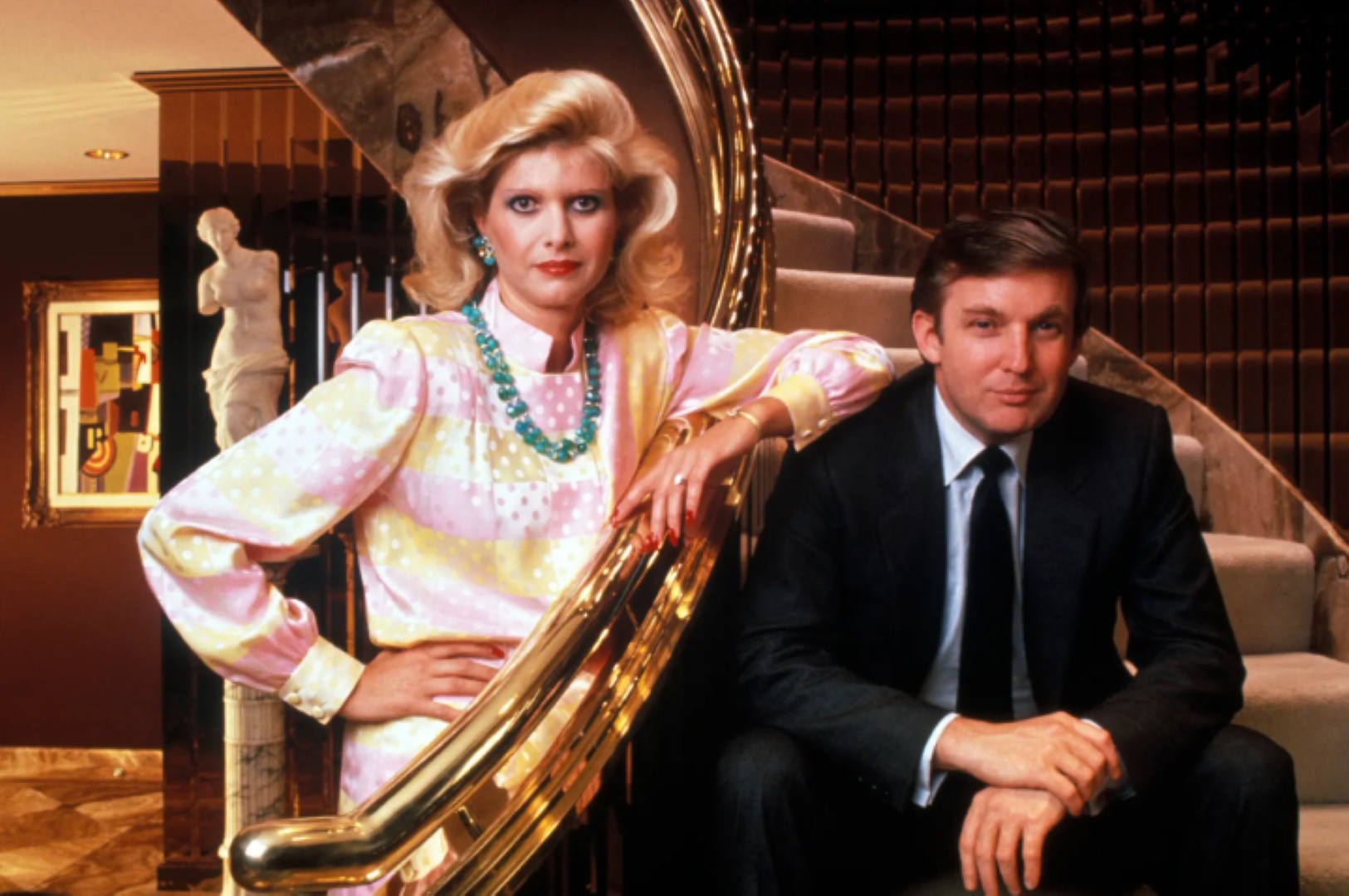 Theo h&atilde;ng tin Reuters, b&agrave; Ivana Trump đ&oacute;ng vai tr&ograve; quan trọng trong x&acirc;y dựng h&igrave;nh ảnh truyền th&ocirc;ng của &ocirc;ng Trump những năm 80 của thế kỷ trước. L&uacute;c đ&oacute;, cả hai l&agrave; một trong những cặp đ&ocirc;i nổi tiếng quyền lực nhất th&agrave;nh phố New York. &Ocirc;ng Trump nổi danh v&agrave; th&agrave;nh c&ocirc;ng sớm tr&ecirc;n thị trường bất động sản đầy cạnh tranh của Manhattan v&agrave; b&agrave; Ivana Trump cũng đ&oacute;ng vai tr&ograve; kh&ocirc;ng nhỏ trong hoạt động kinh doanh của gia đ&igrave;nh.