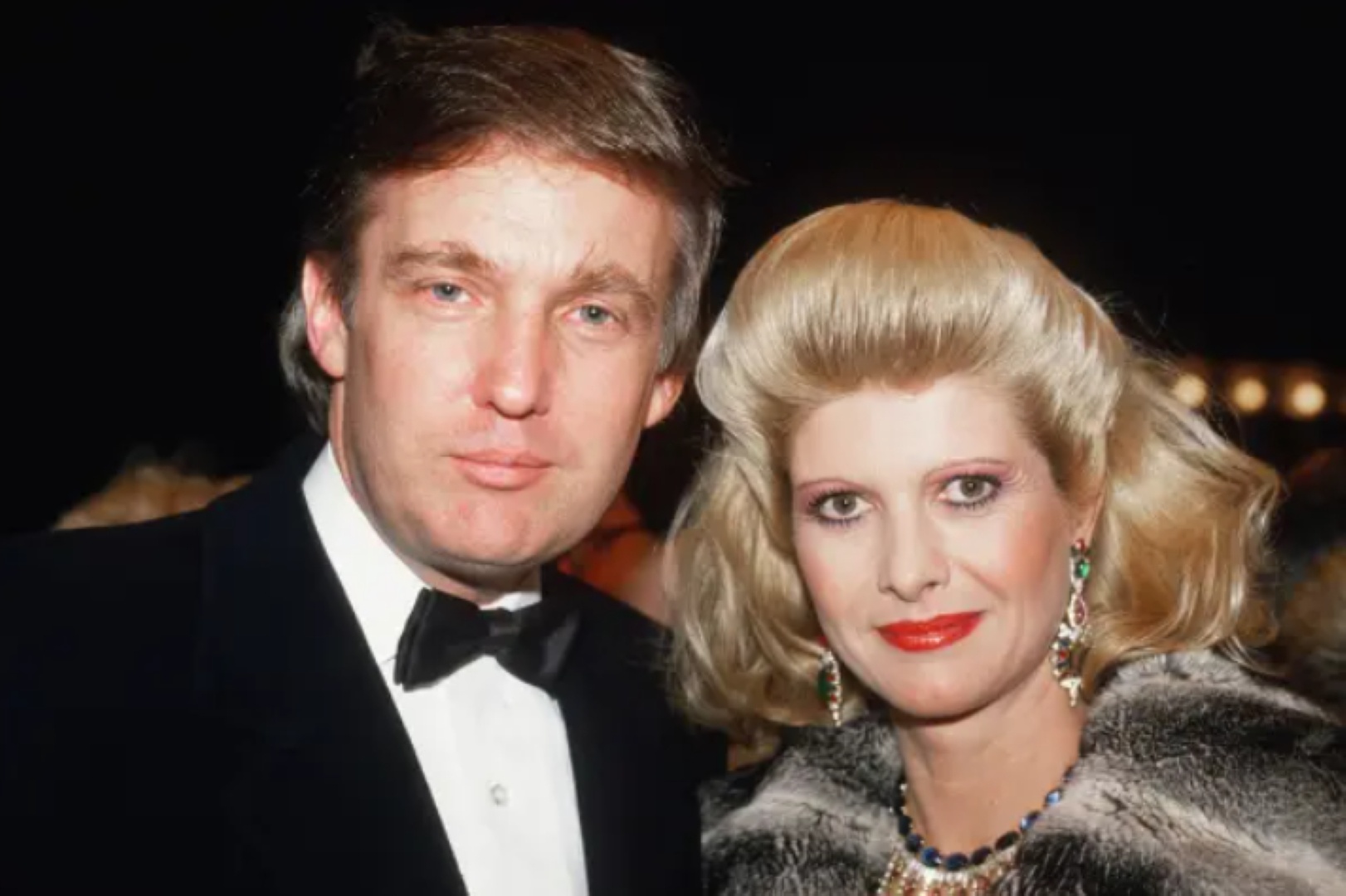 Trong b&agrave;i viết chia sẻ tr&ecirc;n mạng x&atilde; hội do cựu Tổng thống Mỹ Donald Trump tự th&agrave;nh lập - Truth Social, &ocirc;ng Trump viết: &ldquo;T&ocirc;i rất đau x&oacute;t khi phải th&ocirc;ng b&aacute;o tới tất cả những người y&ecirc;u mến b&agrave; Ivana Trump rằng b&agrave; đ&atilde; qua đợi tại nh&agrave; ri&ecirc;ng ở TP New York&rdquo;.  Theo tờ New York Times, nguy&ecirc;n nh&acirc;n dẫn đến c&aacute;i chết của b&agrave; dường như l&agrave; do sơ suất v&agrave; b&agrave; c&oacute; thể đ&atilde; bị ng&atilde; cầu thang. Theo Lực lượng cứu hỏa New York, đội cấp cứu đ&atilde; nhận được tin b&aacute;o từ nh&agrave; b&agrave; Ivana cho biết b&agrave; bị ngừng tim.