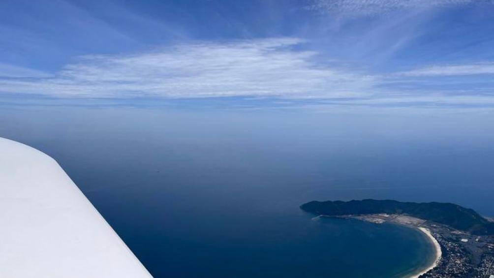 H&igrave;nh ảnh Mack chia sẻ khi chuẩn bị hạ c&aacute;nh xuống Việt Nam.