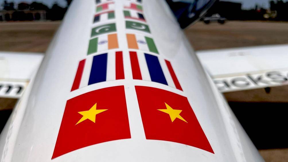 Theo th&ocirc;ng tin từ Đại sứ qu&aacute;n Anh tại Việt Nam, ch&agrave;ng trai Mack Rutherford, 16 tuổi, quốc tịch Anh-Bỉ đ&atilde; ấp ủ mục ti&ecirc;u ph&aacute; kỷ lục phi c&ocirc;ng nhỏ tuổi nhất bay một m&igrave;nh v&ograve;ng quanh thế giới.