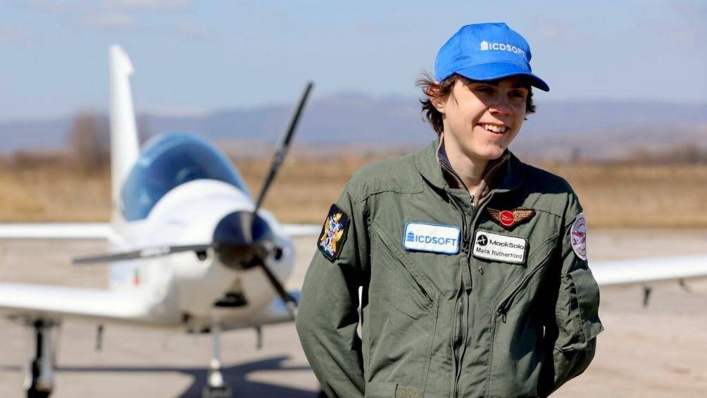 Theo cơ quan đại diện ngoại giao của Anh, Mack lớn l&ecirc;n trong một gia đ&igrave;nh c&oacute; truyền thống l&agrave;m phi c&ocirc;ng, ch&agrave;ng trai đ&atilde; c&oacute; kinh nghiệm h&agrave;ng trăm giờ bay c&ugrave;ng với bố, trong đ&oacute; c&oacute; hai chuyến xuy&ecirc;n Đại T&acirc;y Dương.