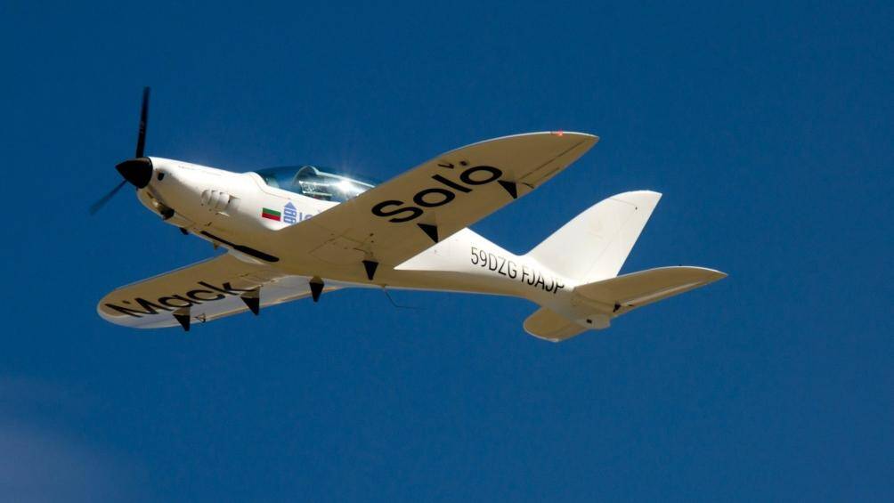 Trong h&agrave;nh tr&igrave;nh n&agrave;y, Mack sử dụng chiếc Sharky - chiếc m&aacute;y bay si&ecirc;u nhẹ khởi h&agrave;nh từ Bulgaria v&agrave;o th&aacute;ng 3/2022, từ ch&acirc;u &Acirc;u, qua ch&acirc;u Phi v&agrave; giờ l&agrave; ch&acirc;u &Aacute;, dừng ch&acirc;n tại Kolkata (Ấn Độ) v&agrave; Chiang Mai (Th&aacute;i Lan).