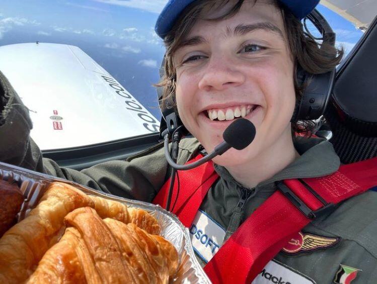 Chia sẻ tr&ecirc;n blog c&aacute; nh&acirc;n, Mack cho biết, anh đ&atilde; c&oacute; một chuyến bay su&ocirc;n sẻ. Khung cảnh xung quanh đẹp m&ecirc; ly.