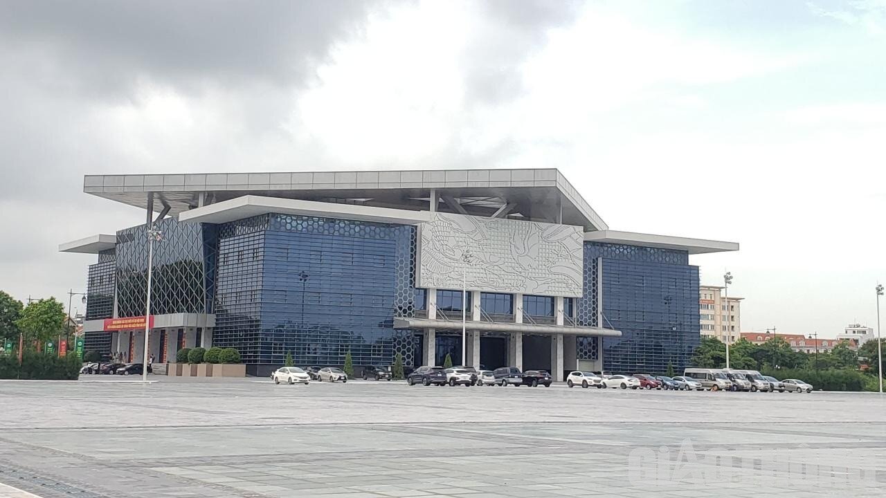 C&ocirc;ng tr&igrave;nh Trung t&acirc;m Văn h&oacute;a xứ Đ&ocirc;ng nằm ở TP Hải Dương, c&oacute; tổng vốn đầu tư tr&ecirc;n 648 tỷ đồng, diện t&iacute;ch x&acirc;y dựng hơn 4.500 m2, quy m&ocirc; gồm 4 tầng v&agrave; 1 tầng hầm, 1 tầng &aacute;p m&aacute;i. C&ocirc;ng tr&igrave;nh gồm trung t&acirc;m hội nghị v&agrave; quảng trường c&oacute; sức chứa 19.000 người.