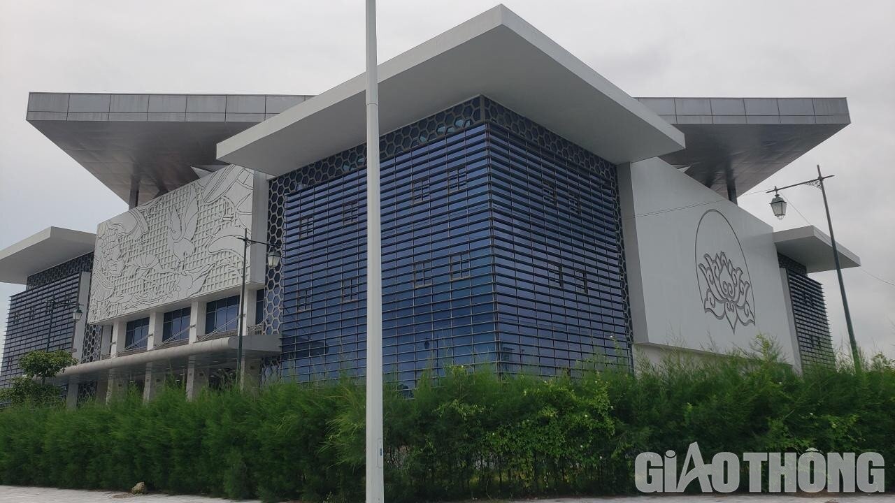 Tổng gi&aacute; trị nghiệm thu, quyết to&aacute;n g&oacute;i thầu số 03 thi c&ocirc;ng x&acirc;y dựng quảng trường l&agrave; 43.066.437.000 đồng. Nghiệm thu b&agrave;n giao đưa v&agrave;o sử dụng ng&agrave;y 6/6/2021.