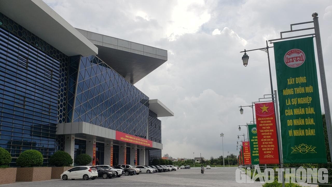 Qua thanh tra, một số vật liệu, thiết bị được chỉ định chưa ph&ugrave; hợp n&ecirc;n phải điều chỉnh trong qu&aacute; tr&igrave;nh thi c&ocirc;ng. Bản vẽ thi c&ocirc;ng hạng mục quảng trường được thiết kế thể hiện c&aacute;c th&ocirc;ng số về cao tr&igrave;nh hiện trạng trước khi đ&agrave;o san đất kh&ocirc;ng đ&uacute;ng với thực tế, dẫn đến phải bổ sung khối lượng đ&agrave;o đất kh&ocirc;ng th&iacute;ch hợp khi thi c&ocirc;ng.