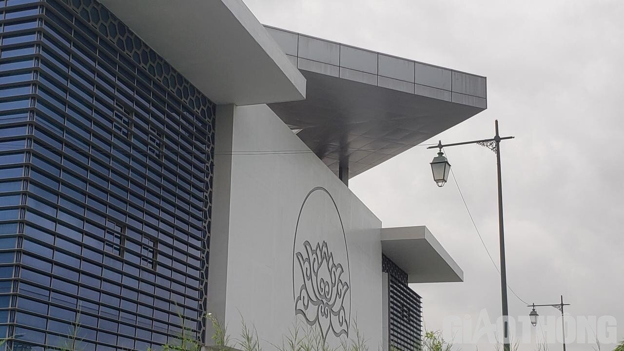 Ngo&agrave;i ra, thiết kế kết cấu b&ecirc; t&ocirc;ng chưa ph&ugrave; hợp. Hồ sơ dự to&aacute;n c&ocirc;ng tr&igrave;nh c&ograve;n t&iacute;nh sai tăng về khối lượng, &aacute;p dụng một số định mức, đơn gi&aacute; chưa ph&ugrave; hợp với y&ecirc;u cầu kỹ thuật được chỉ định trong hồ sơ thiết kế. Tổng gi&aacute; trị thiết kế t&iacute;nh sai tăng l&agrave; hơn 2,9 tỷ đồng.