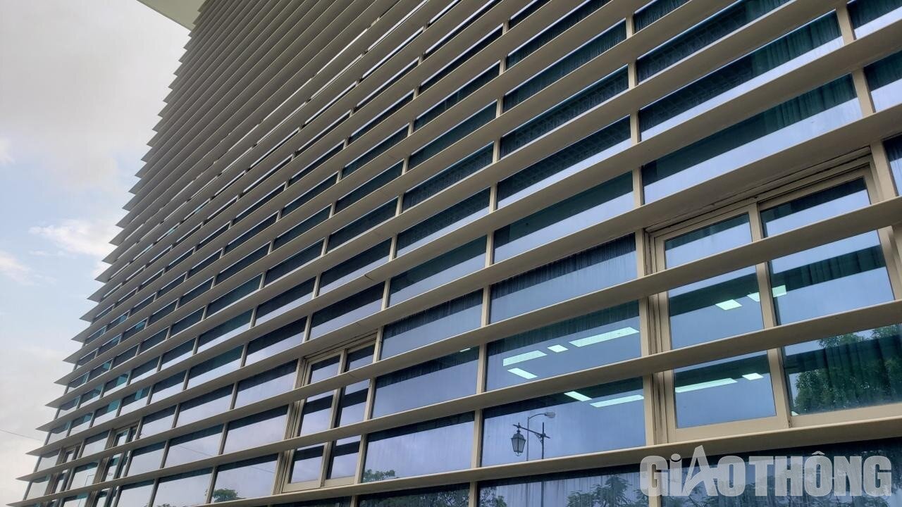 Đ&aacute;ng ch&uacute; &yacute;, việc phun tạo bọt chống ch&aacute;y ESSCOAT UL kết cấu th&eacute;p m&aacute;i kh&ocirc;ng đều, một số vị tr&iacute; bị bong tr&oacute;c để lộ lớp kết cấu th&eacute;p b&ecirc;n trong. Thi c&ocirc;ng ch&iacute;t mạch đ&aacute; l&aacute;t nền hạng mục quảng trường c&oacute; nhiều vị tr&iacute; keo ch&iacute;t mạch bị bong tr&oacute;c.