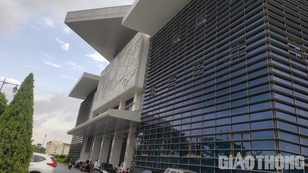 Về c&ocirc;ng t&aacute;c lập hồ sơ ho&agrave;n c&ocirc;ng c&ograve;n c&oacute; nội dung chưa đầy đủ theo quy định. Một số thay đổi theo thực tế thi c&ocirc;ng chưa thể hiện đầy đủ như hệ thống tho&aacute;t nước, khu&ocirc;n bao cửa, đ&egrave;n ốp trần.