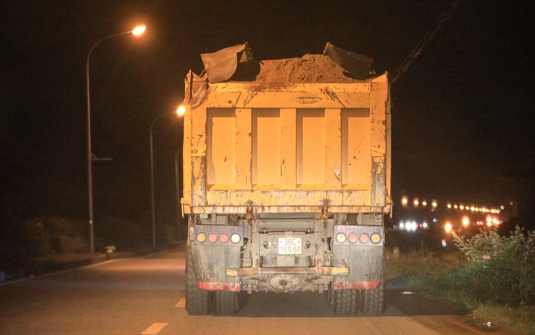 B&ecirc;n cạnh đ&oacute; l&agrave; vẫn c&ograve;n những chiếc xe chở "c&oacute; ngọn" như thế n&agrave;y.