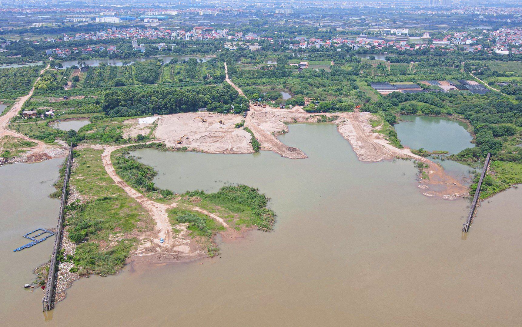 Theo ghi nhận của PV B&aacute;o Giao th&ocirc;ng, hiện nay tại khu đất ngo&agrave;i đ&ecirc; s&ocirc;ng Hồng qua địa phận phường Li&ecirc;n Mạc (quận Bắc Từ Li&ecirc;m, TP H&agrave; Nội) c&oacute; nhiều b&atilde;i tập kết vật liệu x&acirc;y dựng v&agrave; trạm trộn b&ecirc; t&ocirc;ng.