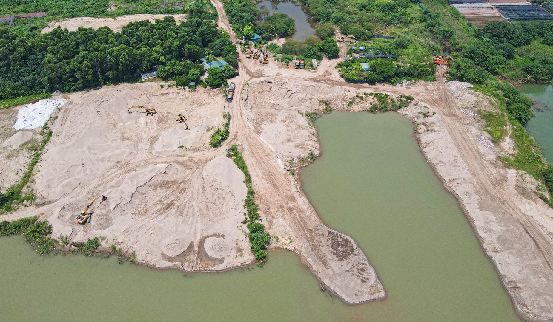 Tuy nhi&ecirc;n, ghi nhận thực tế của PV B&aacute;o Giao th&ocirc;ng những ng&agrave;y giữa th&aacute;ng 7/2022, nhiều bến b&atilde;i tập kết vật liệu x&acirc;y dựng tại khu đất ngo&agrave;i đ&ecirc; s&ocirc;ng Hồng qua địa phận phường Li&ecirc;n Mạc vẫn hoạt động.