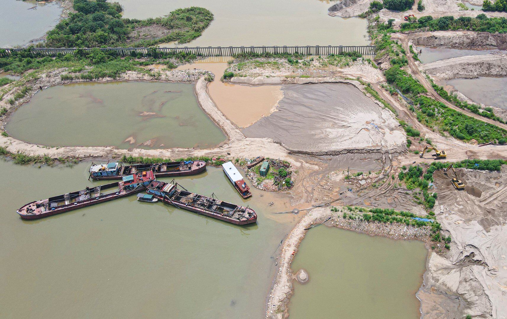 N&oacute;i về việc một số bến b&atilde;i kh&ocirc;ng chấp h&agrave;nh việc dừng hoạt động, &ocirc;ng Tưởng cho biết: "Ch&uacute;ng t&ocirc;i đ&atilde; cho kiểm tra li&ecirc;n tục v&agrave;o ban ng&agrave;y, c&ograve;n ban đ&ecirc;m cũng kh&ocirc;ng tr&aacute;nh khỏi việc c&aacute;c bến b&atilde;i hoạt động. Ch&uacute;ng t&ocirc;i đang giao cho C&ocirc;ng an phường v&agrave; t&ocirc;i c&oacute; điện cho Ph&oacute; trưởng C&ocirc;ng an quận chỉ đạo đội nghiệp vụ phối hợp với phường để xử l&yacute;".