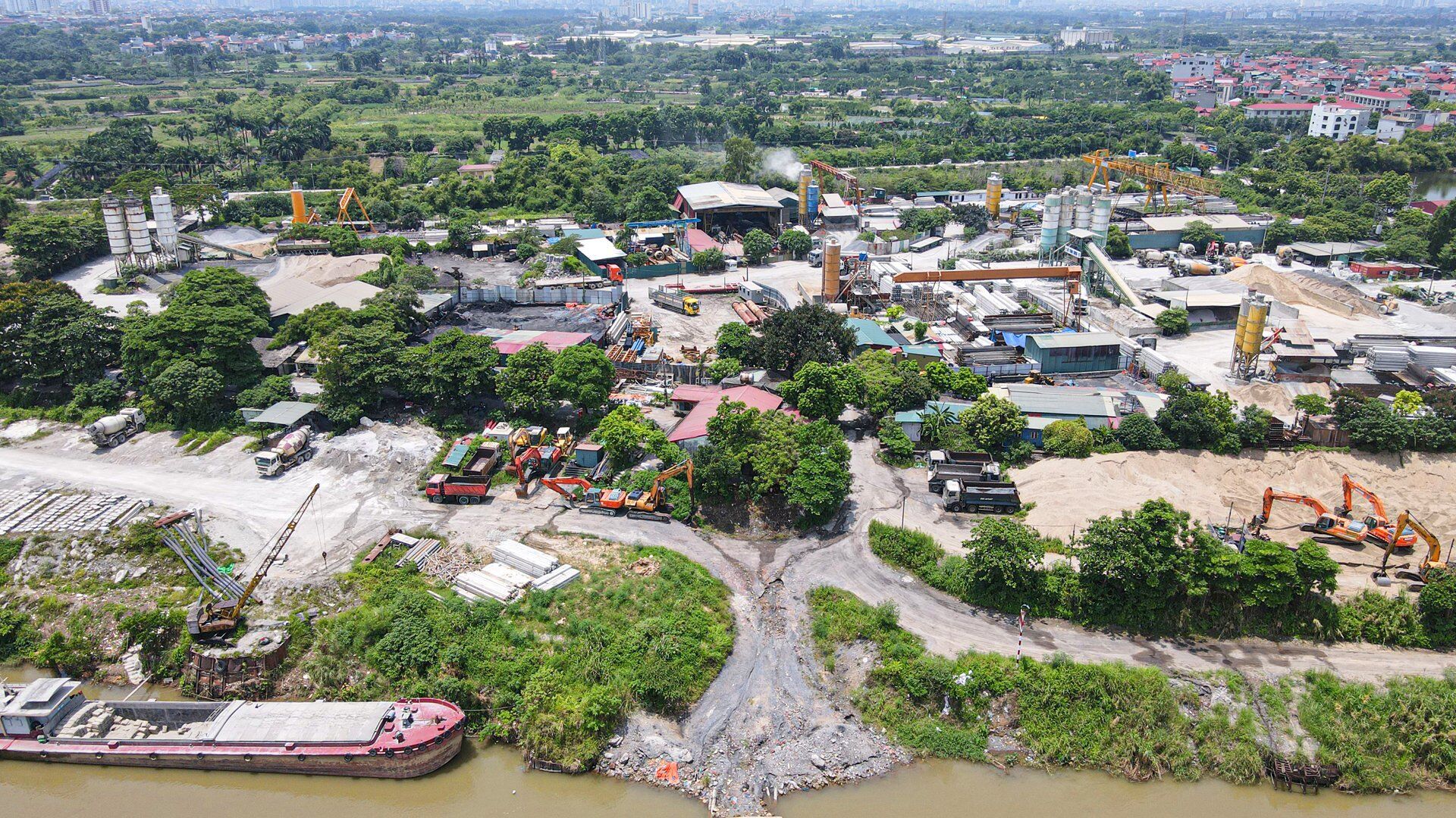 "Về đất th&igrave; đơn vị n&agrave;y được thu&ecirc; theo quy định của ph&aacute;p luật, về việc hoạt động của trạm trộn th&igrave; đơn vị n&agrave;y được cấp ph&eacute;p theo quy định của ph&aacute;p luật. Tuy nhi&ecirc;n, giấy ph&eacute;p n&agrave;y đ&atilde; hết hạn. Sau khi hết hạn giấy ph&eacute;p th&igrave; phường đ&atilde; y&ecirc;u cầu đơn vị n&agrave;y dừng hoạt động", Chủ tịch UBND phường Li&ecirc;n Mạc Nguyễn Huy Tưởng th&ocirc;ng tin với PV.